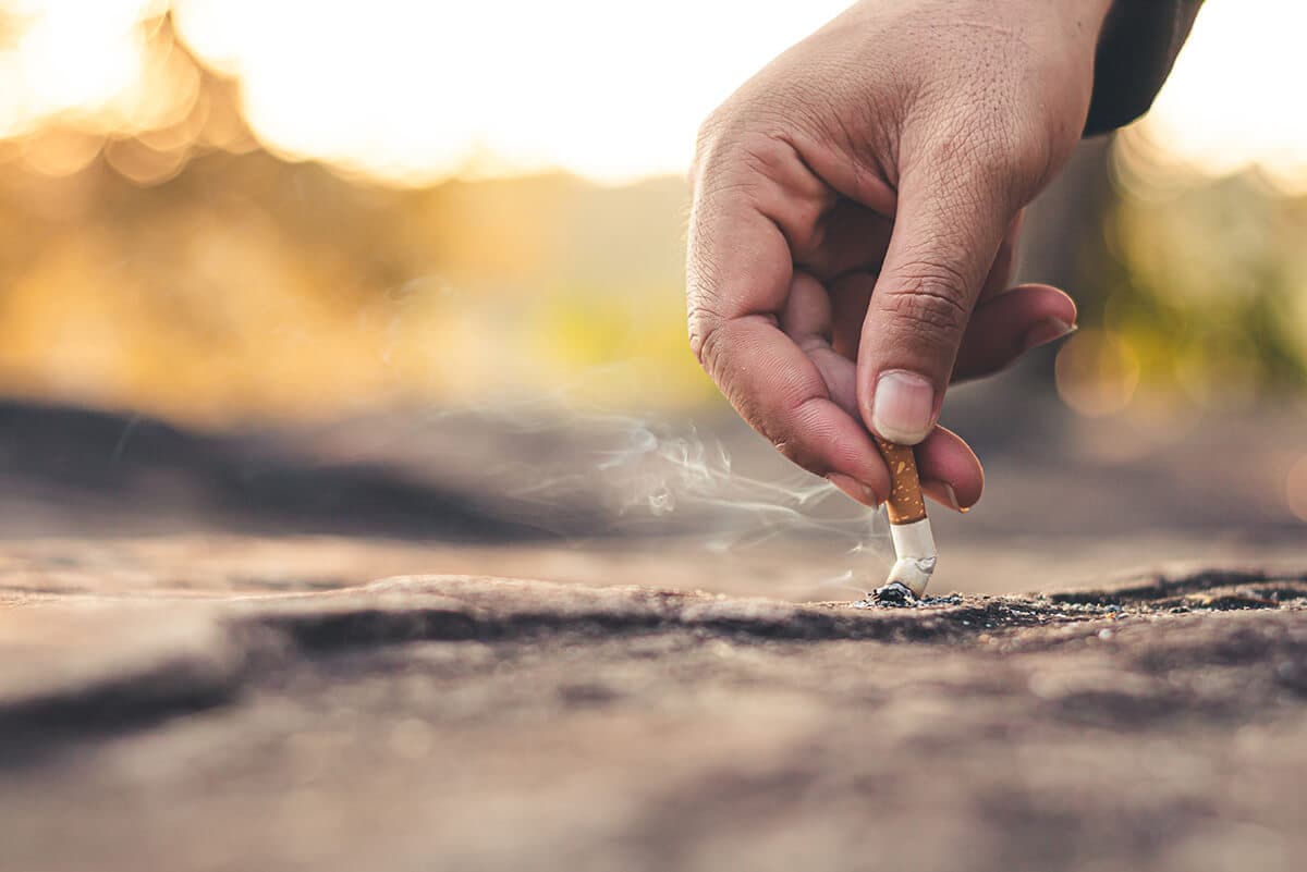 Dłoń gasząca papierosa