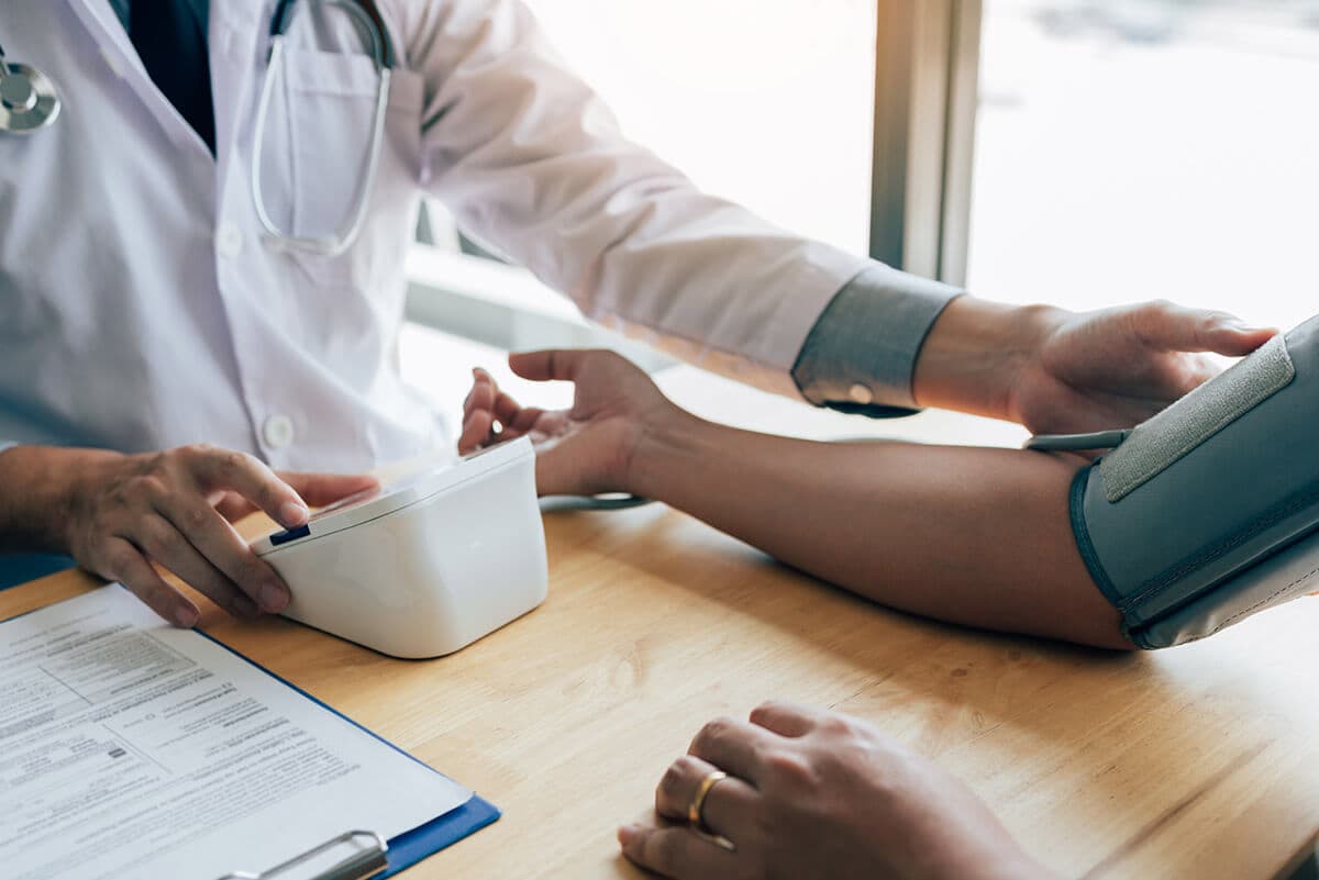 mierzenie ciśnienia przez lekarza