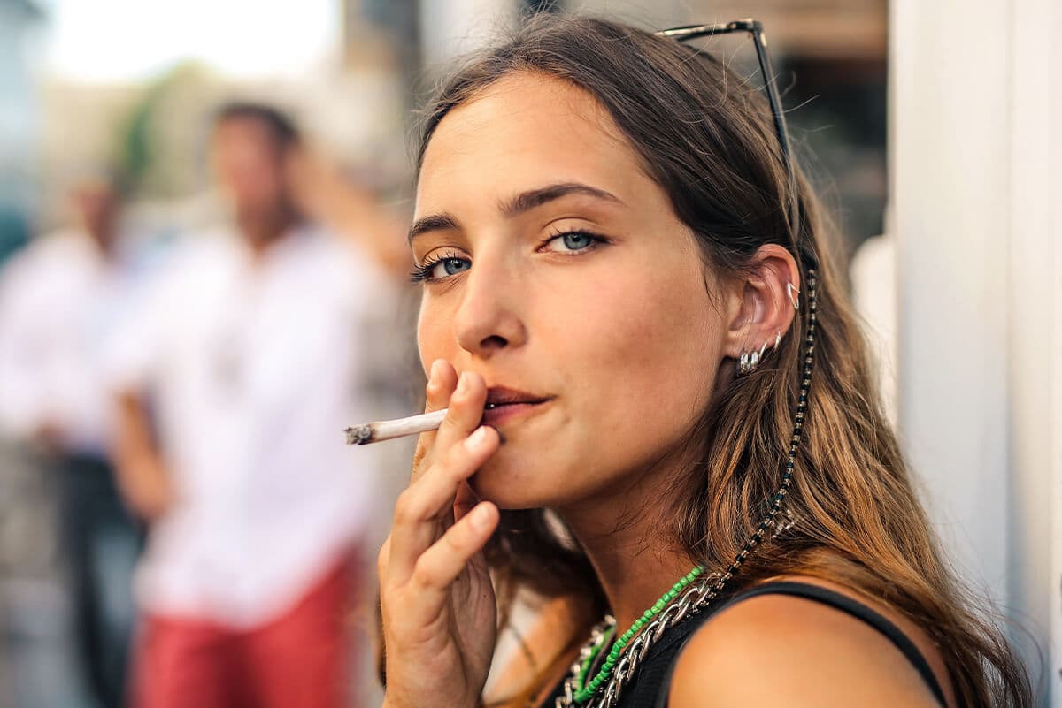 Grafika wyróżniająca artykułu: Czy palenie papierosów może wpływać na regularność miesiączek?