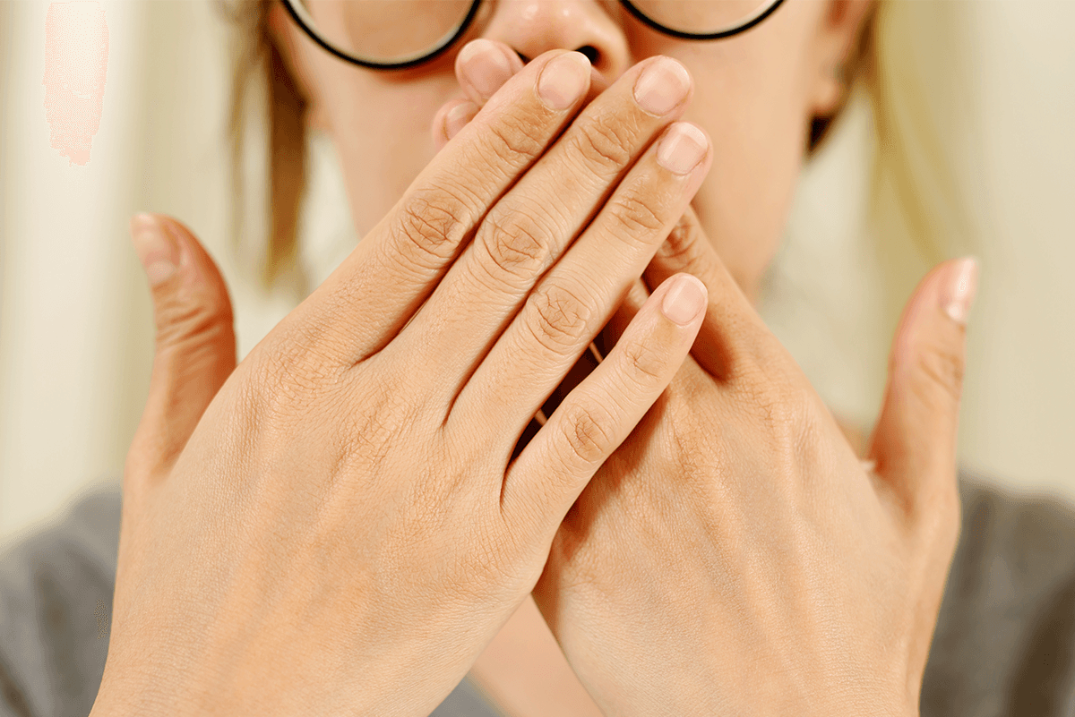 Wpływ palenia papierosów na zapach z ust – Jak nikotyna powoduje nieświeży oddech?