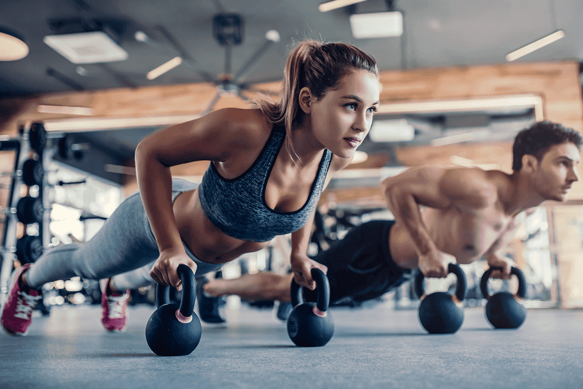 kobieta i mężczyzna ćwiczący na siłowni
