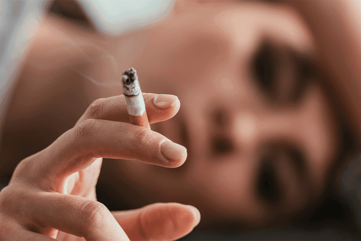 Czy palenie papierosów przyspiesza menopauzę?